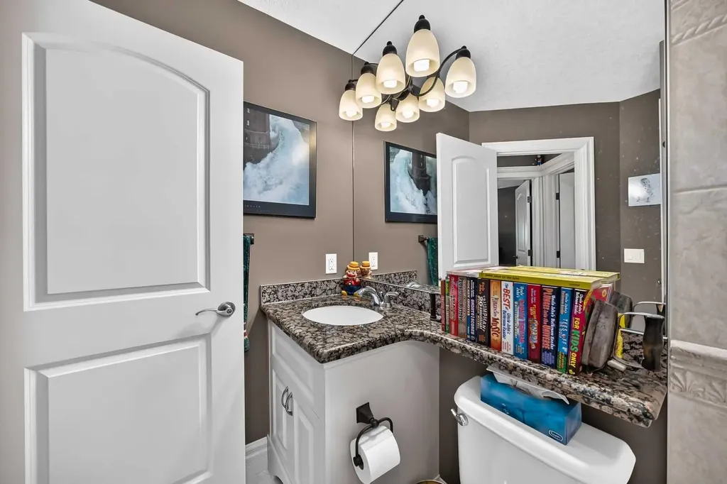 18 Royal Ridge Link NW Calgary AB T3G 5Z3