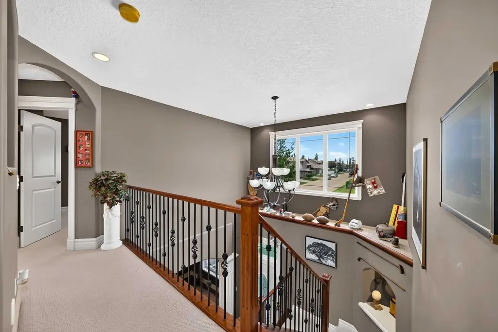 18 Royal Ridge Link NW Calgary AB T3G 5Z3