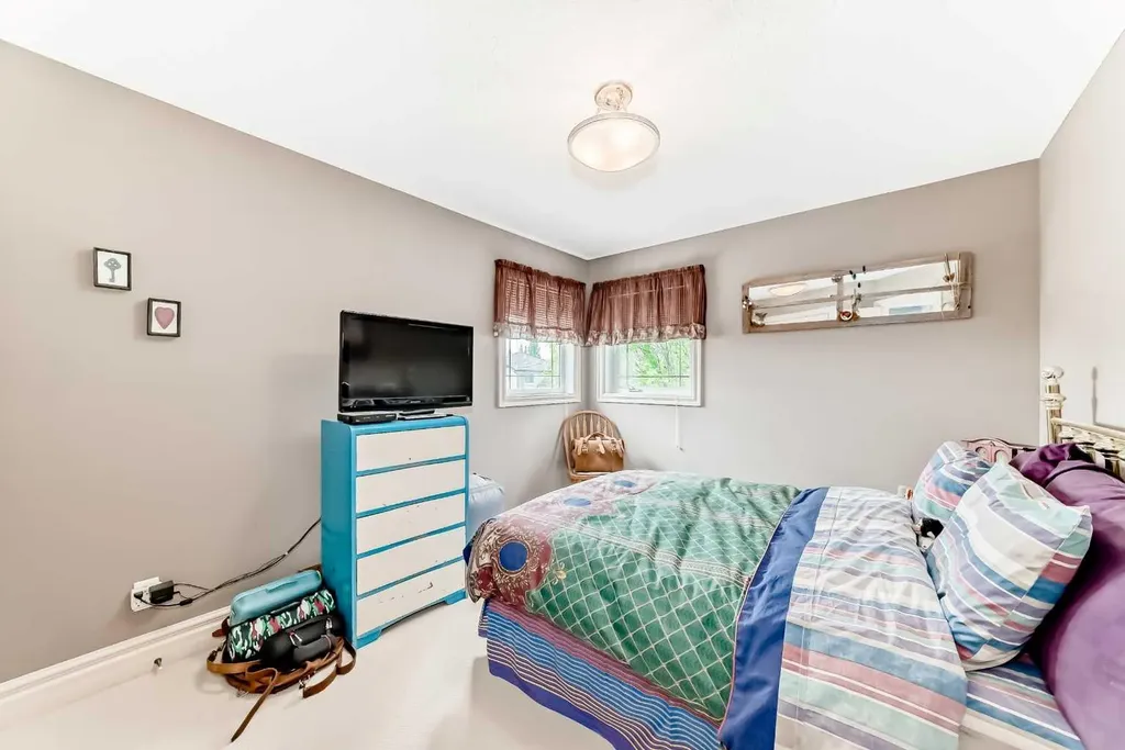 18 Royal Ridge Link NW Calgary AB T3G 5Z3