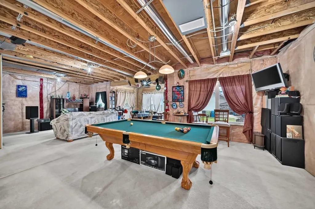18 Royal Ridge Link NW Calgary AB T3G 5Z3
