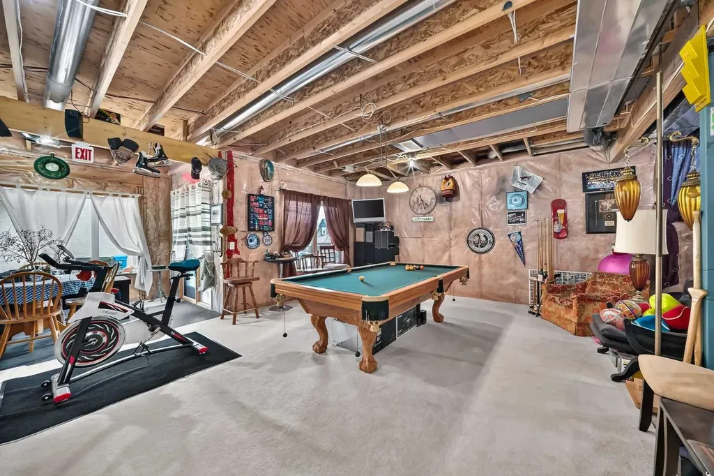 18 Royal Ridge Link NW Calgary AB T3G 5Z3