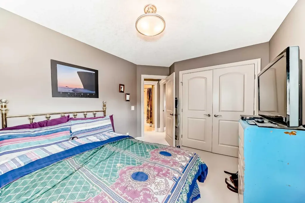 18 Royal Ridge Link NW Calgary AB T3G 5Z3