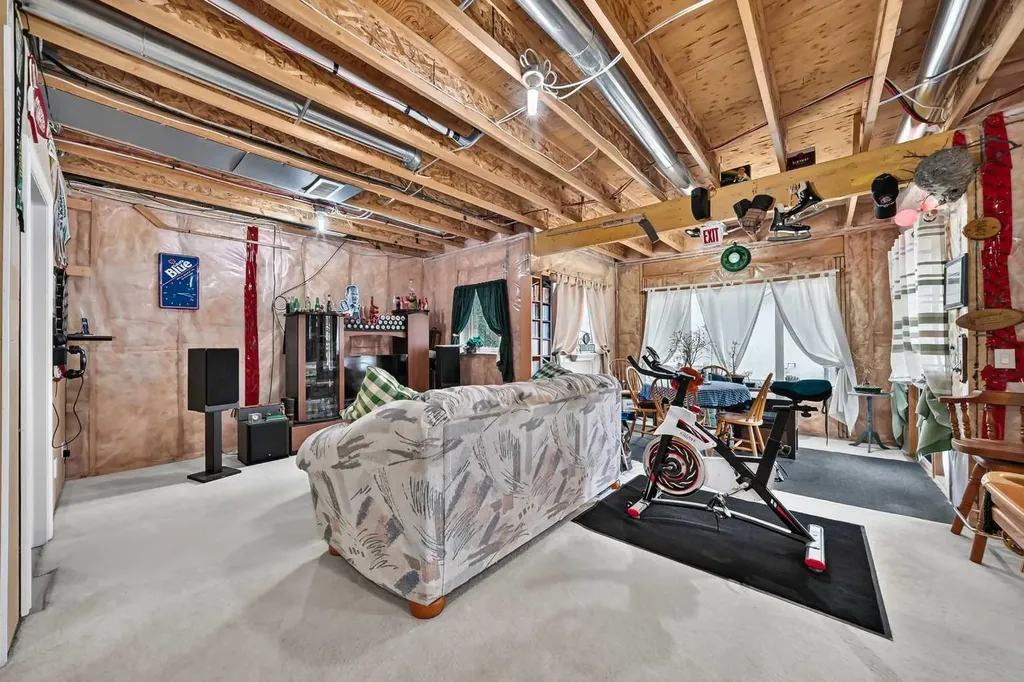 18 Royal Ridge Link NW Calgary AB T3G 5Z3