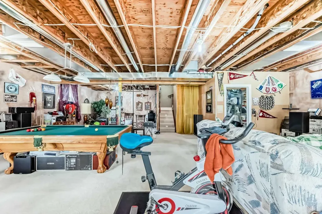 18 Royal Ridge Link NW Calgary AB T3G 5Z3