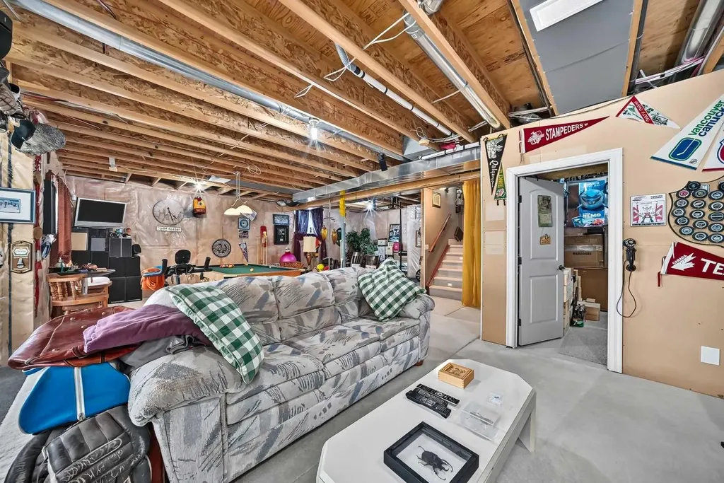 18 Royal Ridge Link NW Calgary AB T3G 5Z3