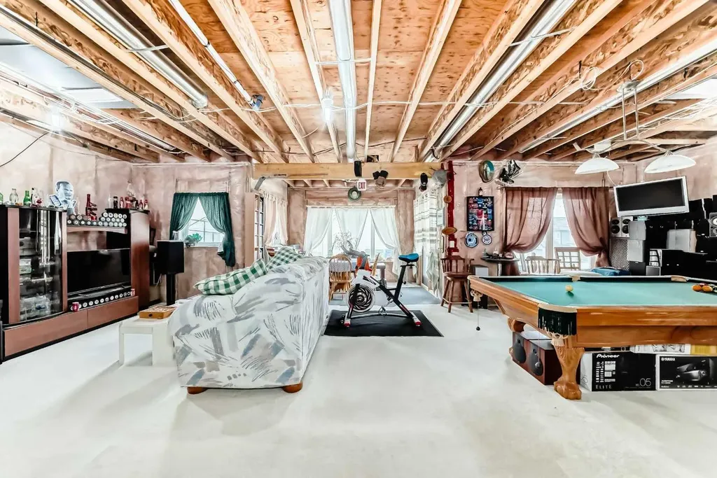 18 Royal Ridge Link NW Calgary AB T3G 5Z3