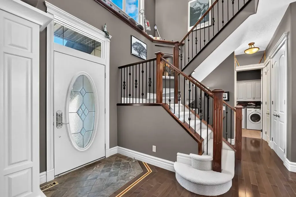 18 Royal Ridge Link NW Calgary AB T3G 5Z3
