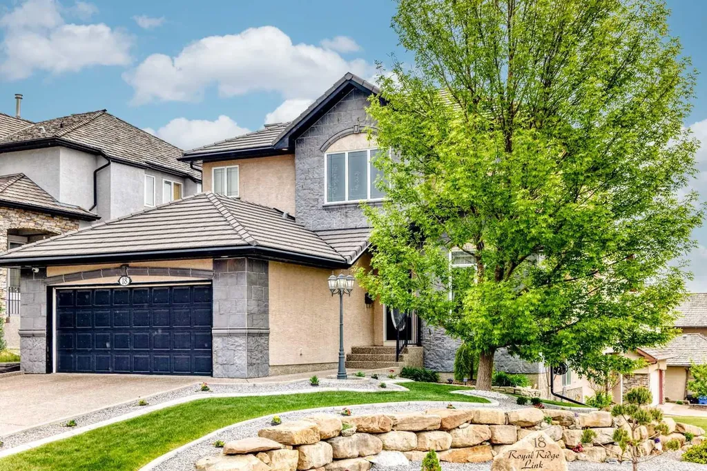 18 Royal Ridge Link NW Calgary AB T3G 5Z3