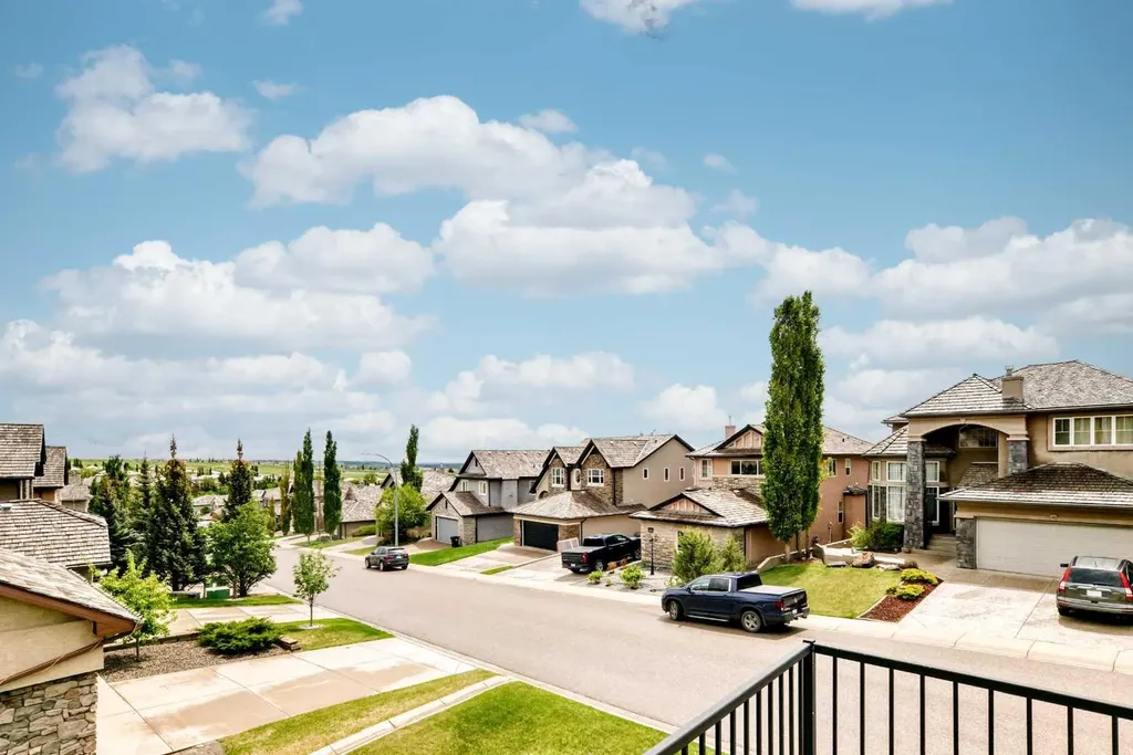 18 Royal Ridge Link NW Calgary AB T3G 5Z3