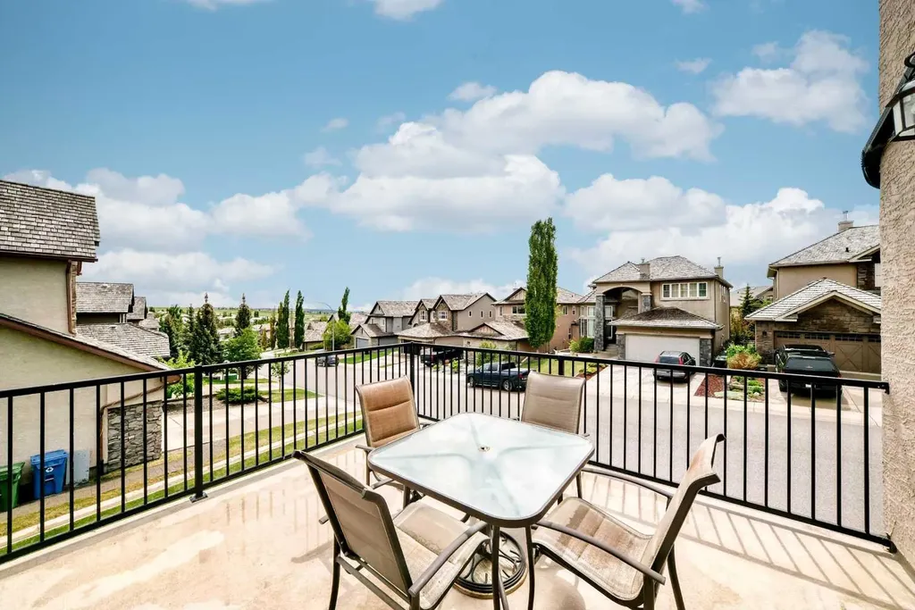 18 Royal Ridge Link NW Calgary AB T3G 5Z3