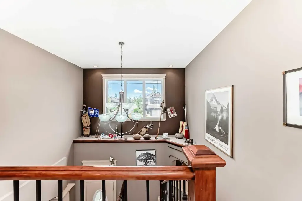 18 Royal Ridge Link NW Calgary AB T3G 5Z3