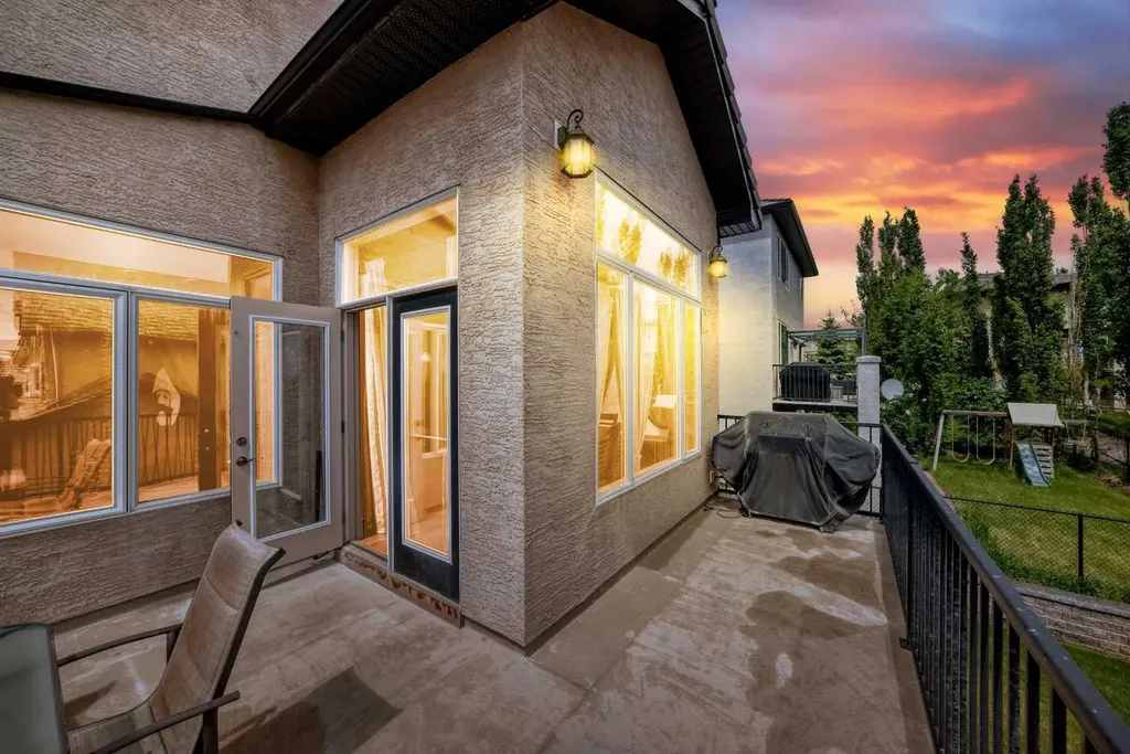 18 Royal Ridge Link NW Calgary AB T3G 5Z3