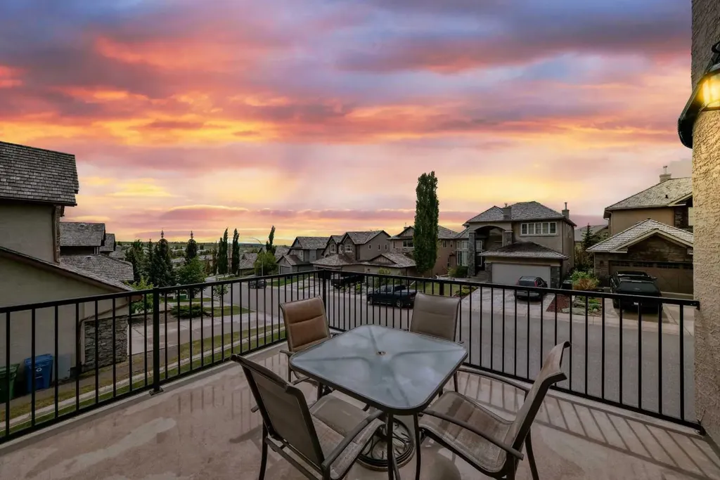 18 Royal Ridge Link NW Calgary AB T3G 5Z3