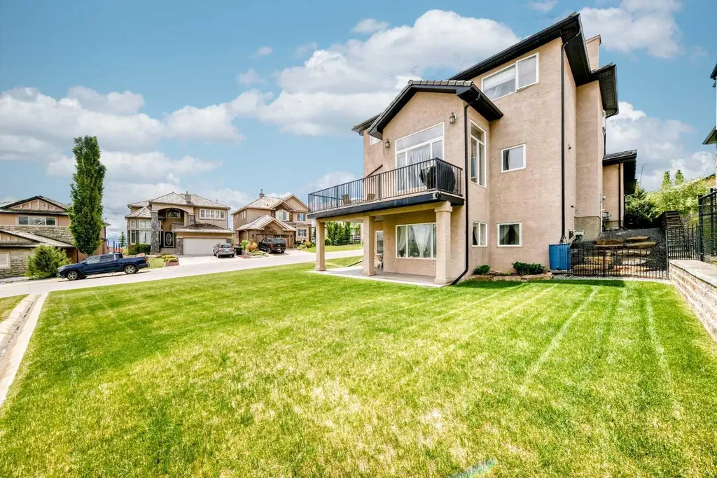 18 Royal Ridge Link NW Calgary AB T3G 5Z3