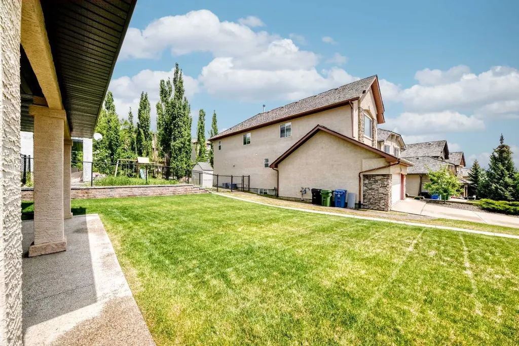 18 Royal Ridge Link NW Calgary AB T3G 5Z3