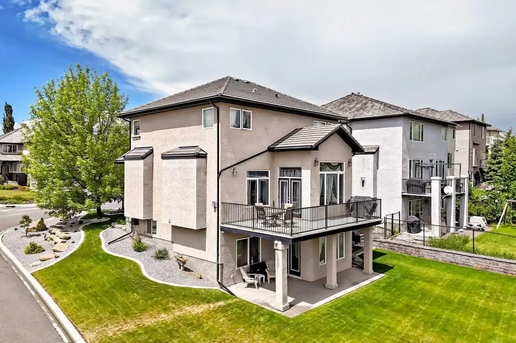 18 Royal Ridge Link NW Calgary AB T3G 5Z3