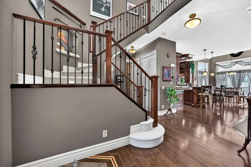 18 Royal Ridge Link NW Calgary AB T3G 5Z3