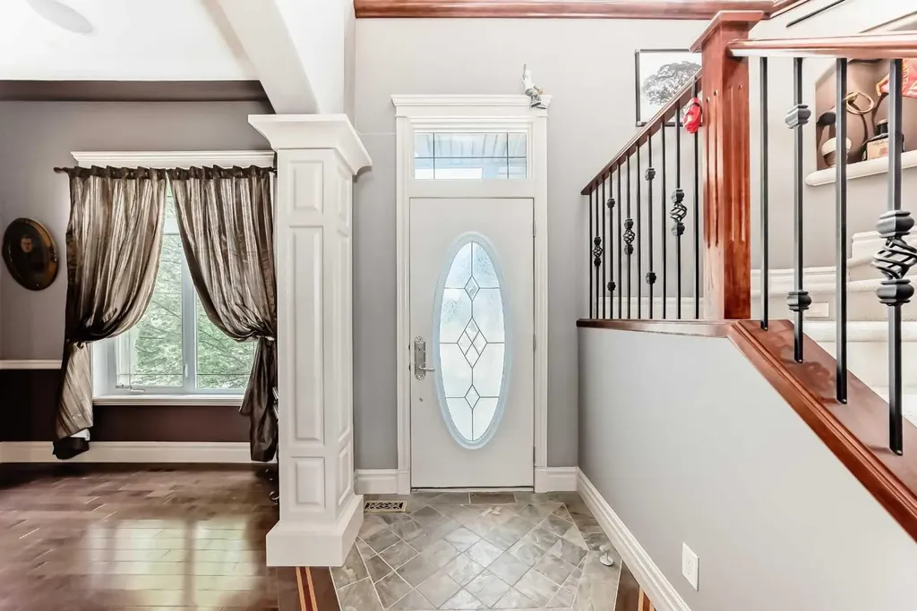 18 Royal Ridge Link NW Calgary AB T3G 5Z3
