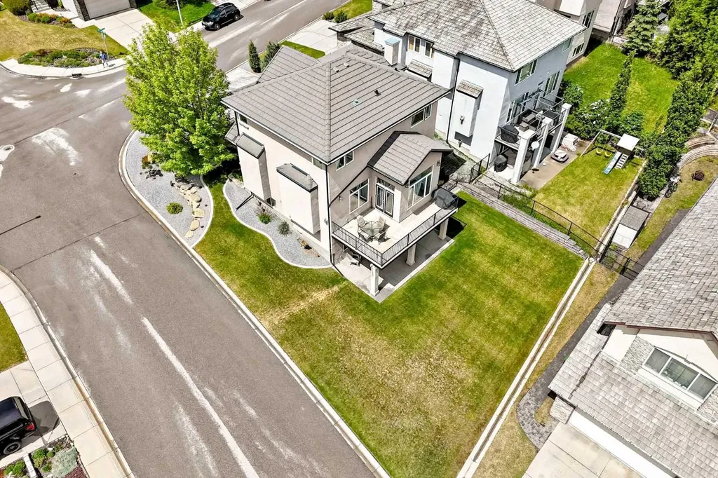 18 Royal Ridge Link NW Calgary AB T3G 5Z3