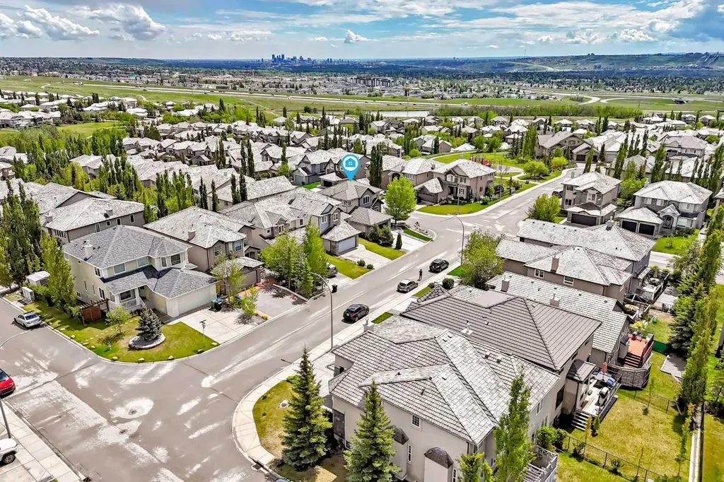 18 Royal Ridge Link NW Calgary AB T3G 5Z3