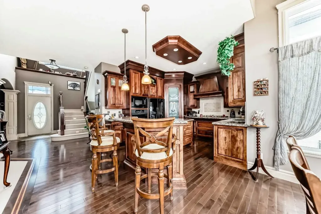 18 Royal Ridge Link NW Calgary AB T3G 5Z3