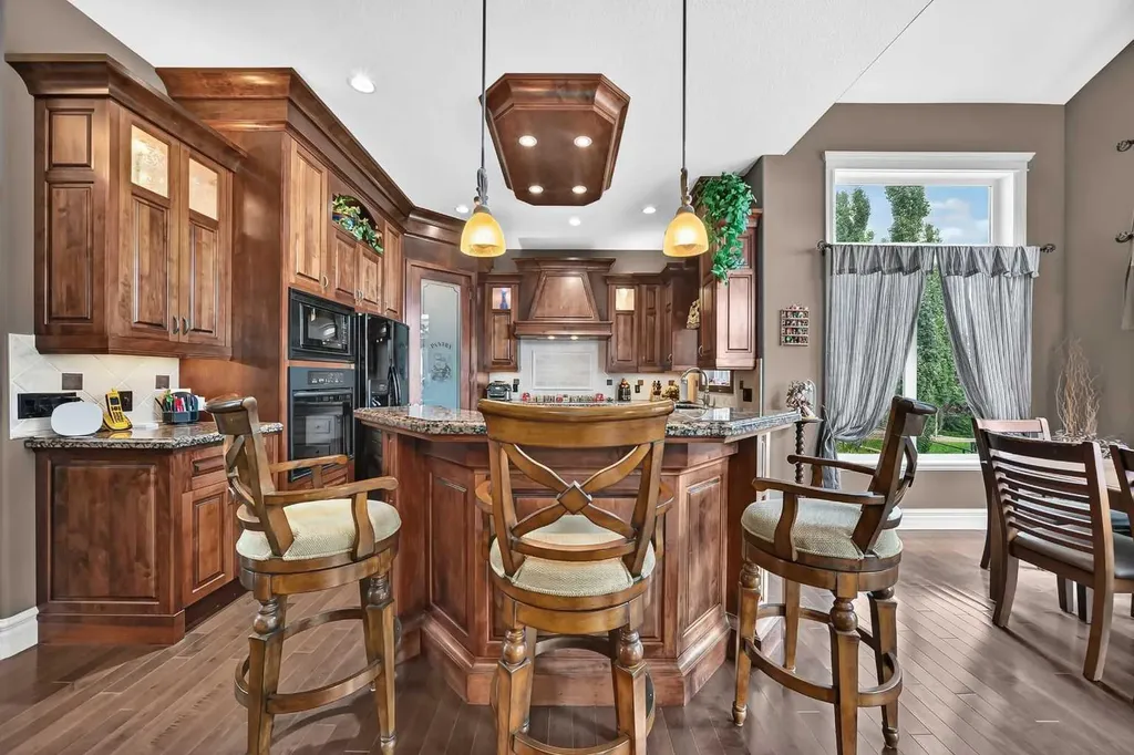 18 Royal Ridge Link NW Calgary AB T3G 5Z3
