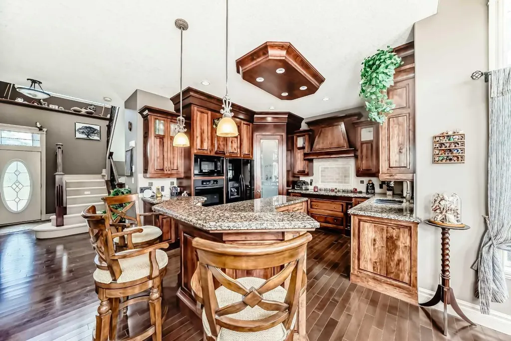18 Royal Ridge Link NW Calgary AB T3G 5Z3