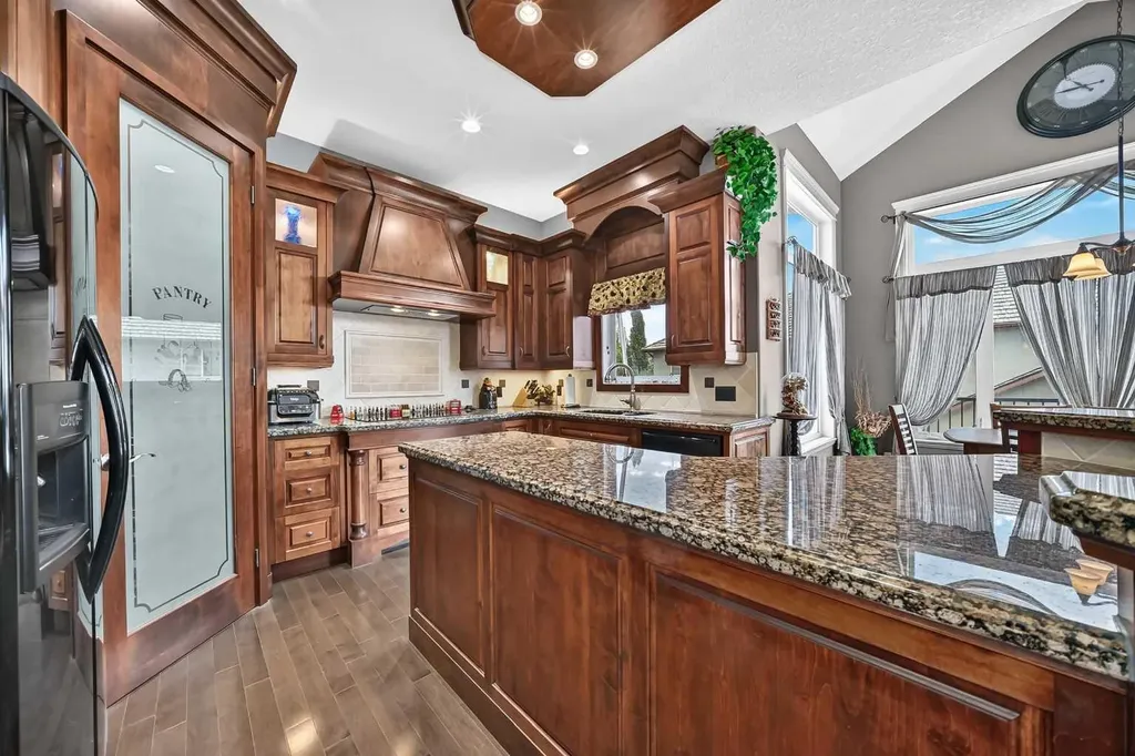 18 Royal Ridge Link NW Calgary AB T3G 5Z3
