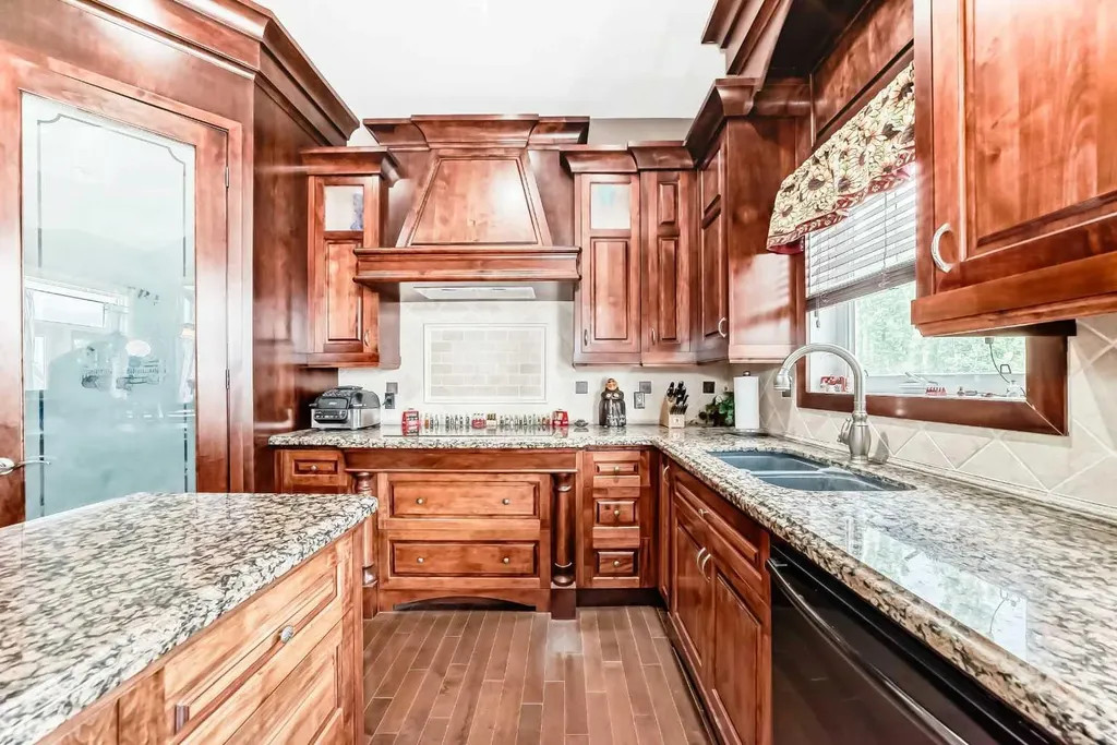 18 Royal Ridge Link NW Calgary AB T3G 5Z3