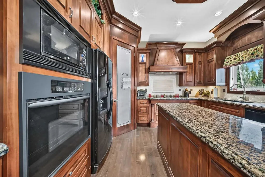 18 Royal Ridge Link NW Calgary AB T3G 5Z3