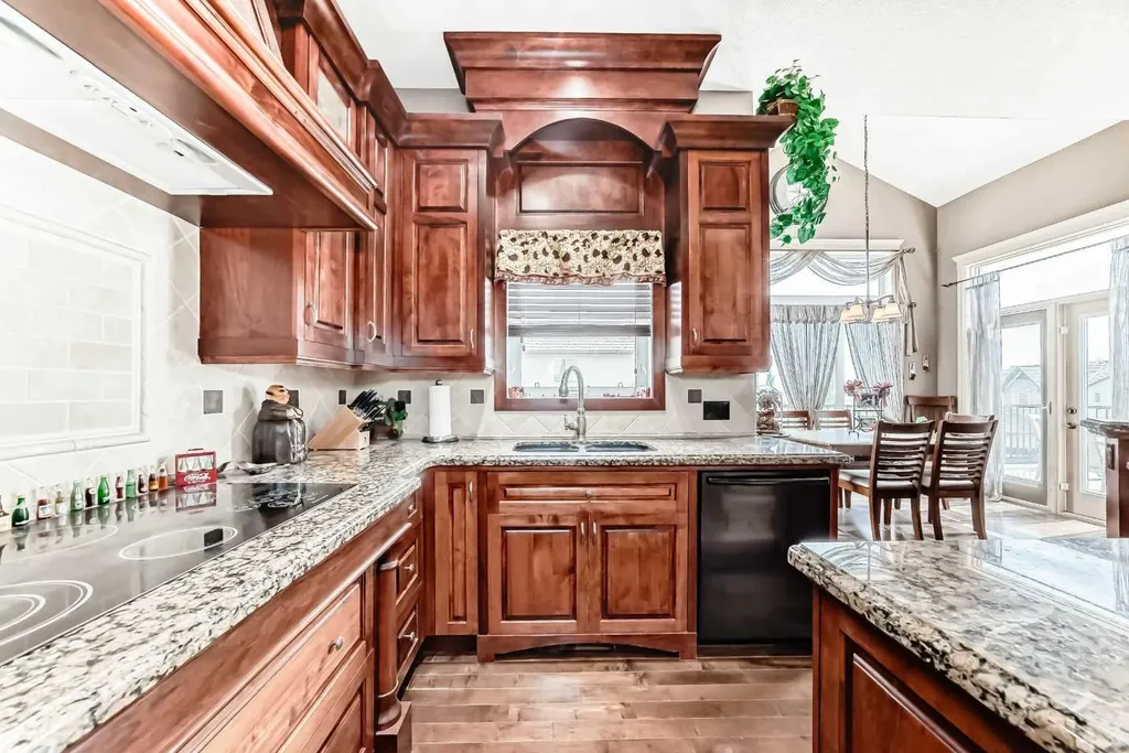 18 Royal Ridge Link NW Calgary AB T3G 5Z3