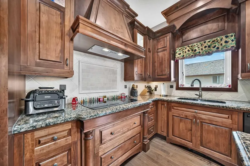 18 Royal Ridge Link NW Calgary AB T3G 5Z3