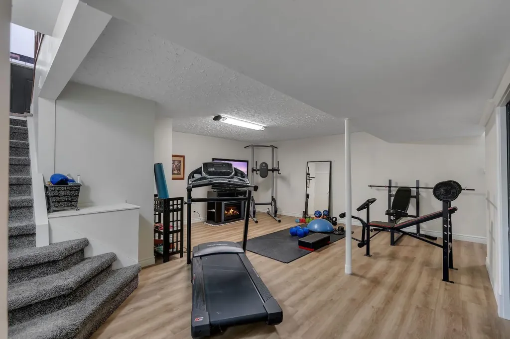 6316 Crowchild Trail SW Calgary AB T3E 5R5