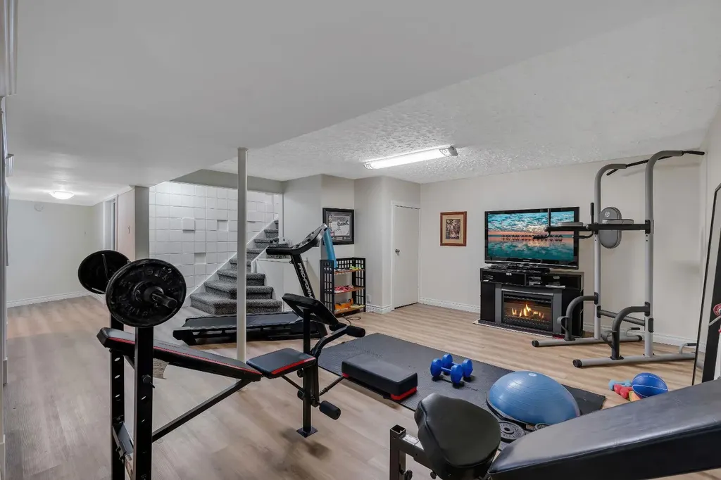 6316 Crowchild Trail SW Calgary AB T3E 5R5
