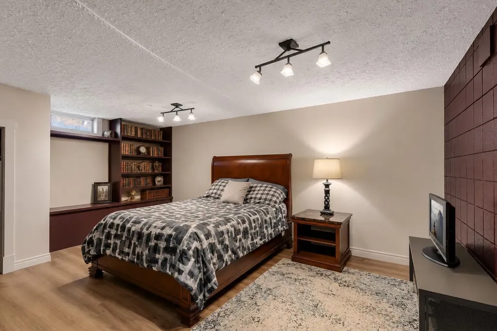 6316 Crowchild Trail SW Calgary AB T3E 5R5