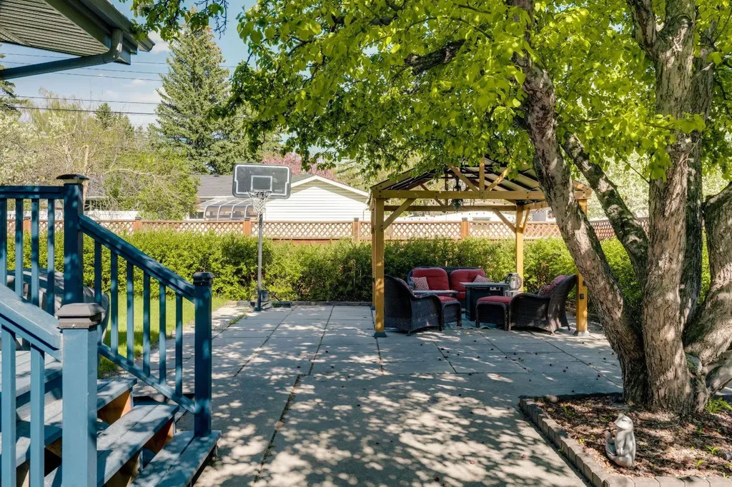 6316 Crowchild Trail SW Calgary AB T3E 5R5
