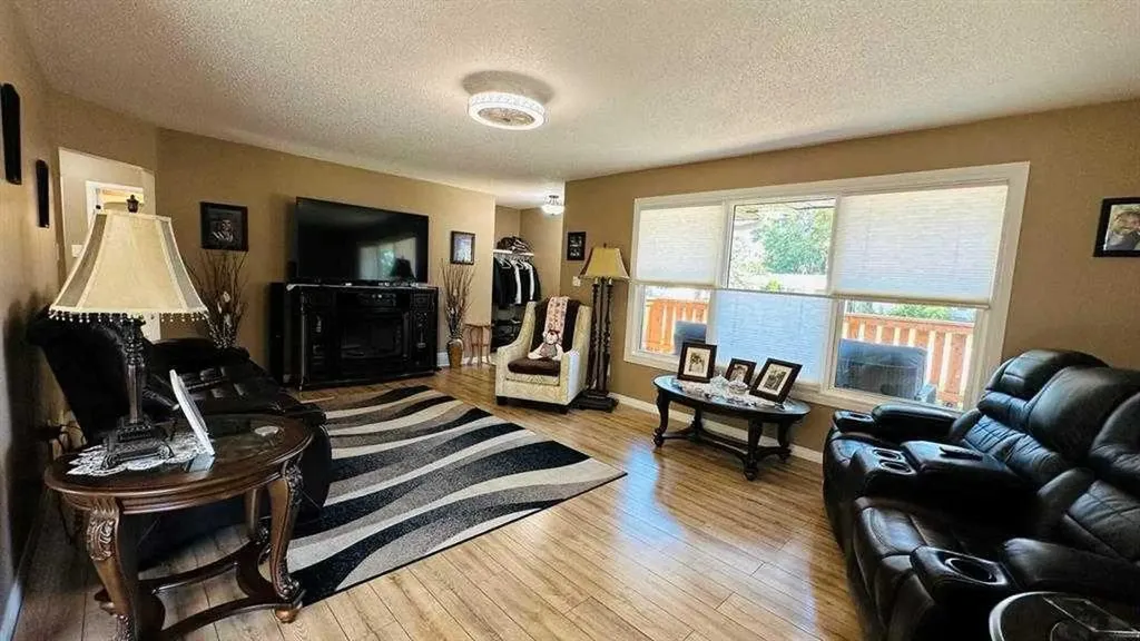 411 8 Street E Drumheller AB T0J 0Y5