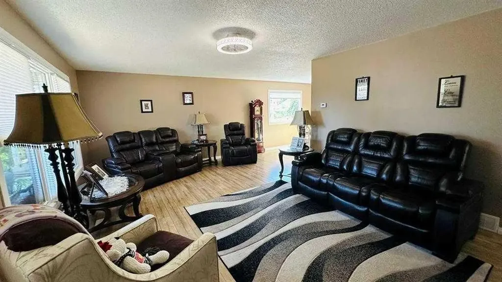 411 8 Street E Drumheller AB T0J 0Y5