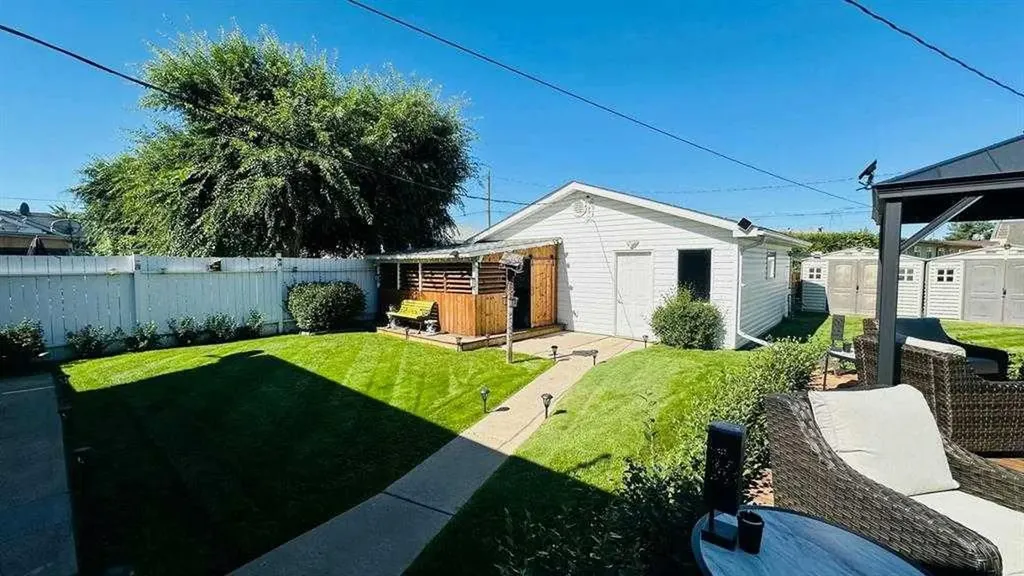 411 8 Street E Drumheller AB T0J 0Y5