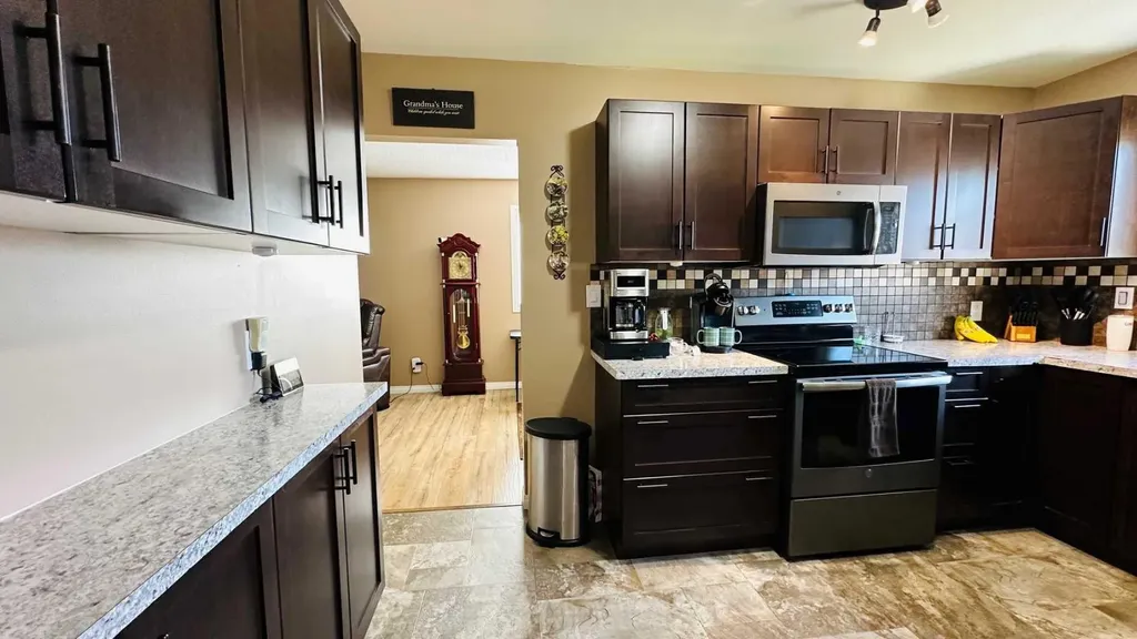 411 8 Street E Drumheller AB T0J 0Y5