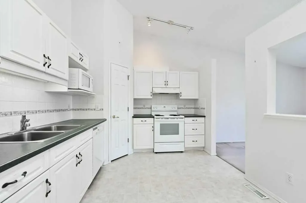 184 Valley Ridge Heights NW Calgary AB T3B 5T3