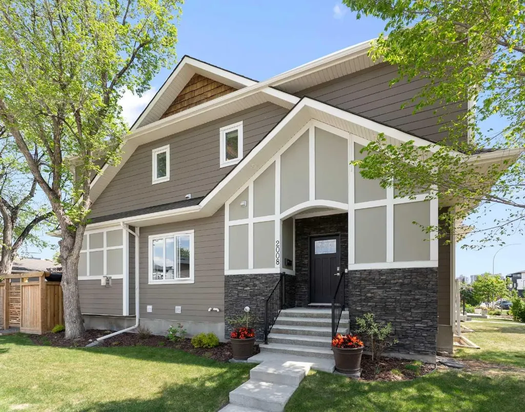 2008 43 Street NW Calgary AB T3B 6E4