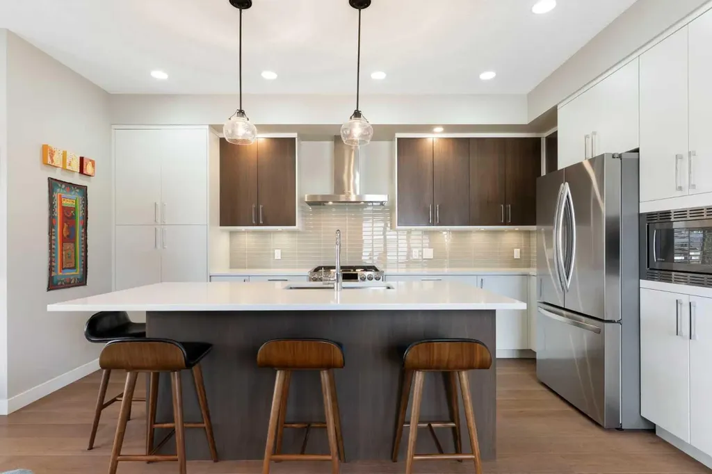 2008 43 Street NW Calgary AB T3B 6E4
