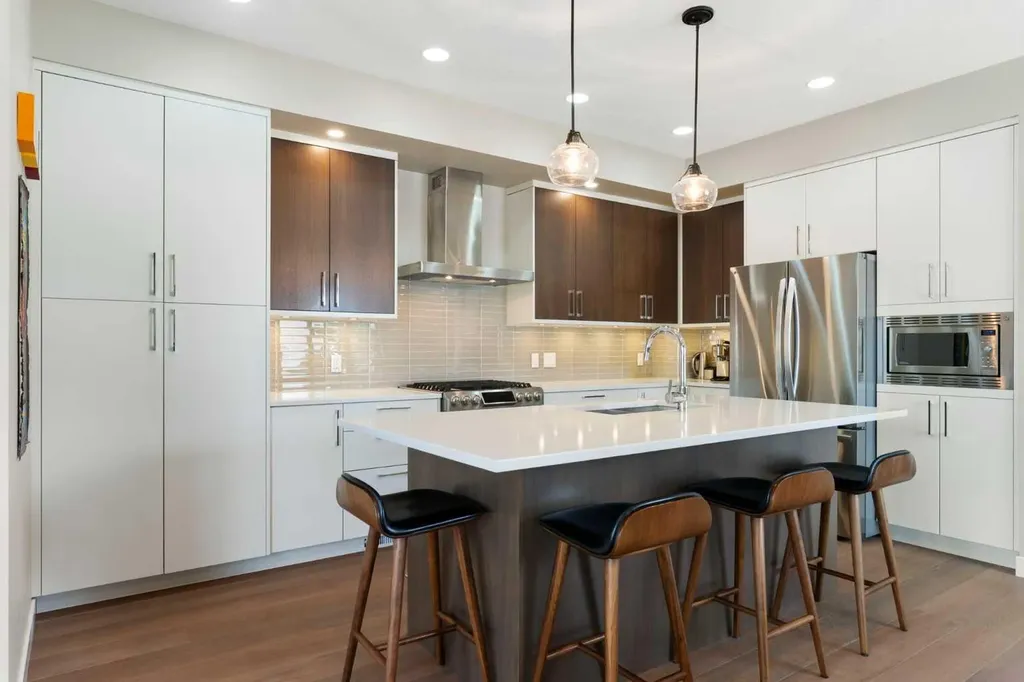 2008 43 Street NW Calgary AB T3B 6E4
