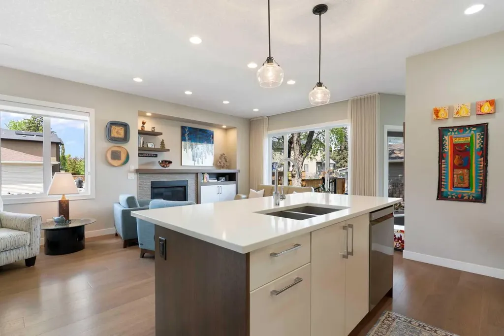 2008 43 Street NW Calgary AB T3B 6E4
