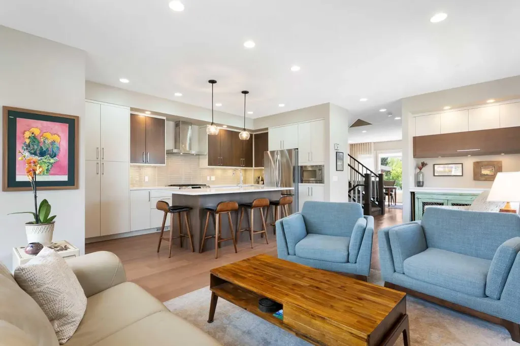 2008 43 Street NW Calgary AB T3B 6E4