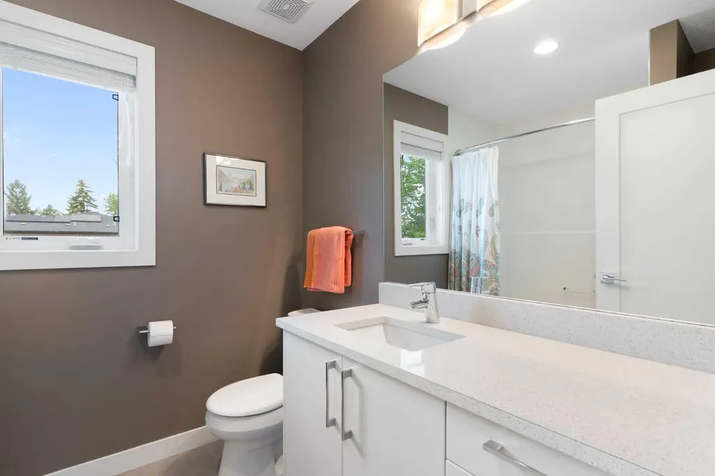2008 43 Street NW Calgary AB T3B 6E4