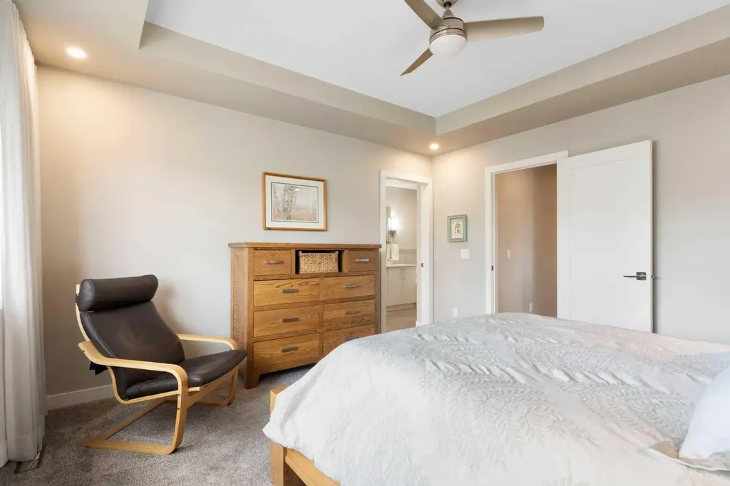 2008 43 Street NW Calgary AB T3B 6E4
