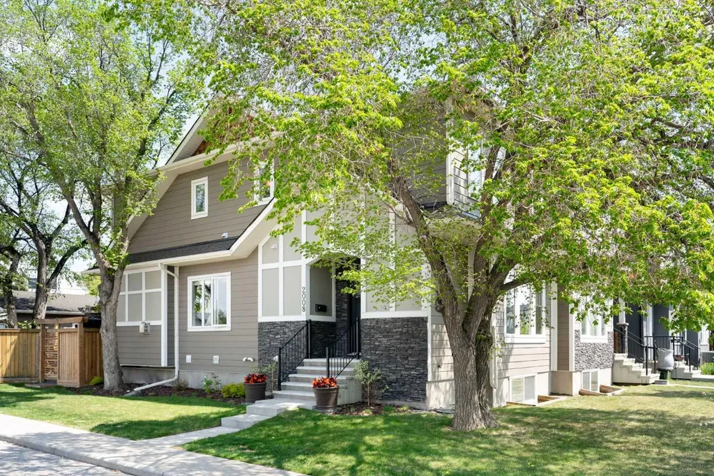 2008 43 Street NW Calgary AB T3B 6E4