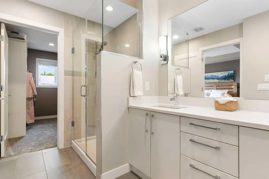 2008 43 Street NW Calgary AB T3B 6E4